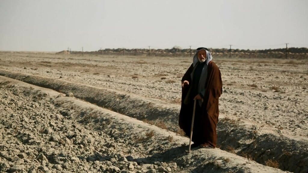 لازم هويدي التوبي، مزارع وأحد وجهاء عشيرة آل توبة، يمتلك 4 الاف دونم تصحّرت بسبب الجفاف وقطع المياه عنها، وصار يفكر بالهجرة لعدم وجود حلول تنقذ أرضه.