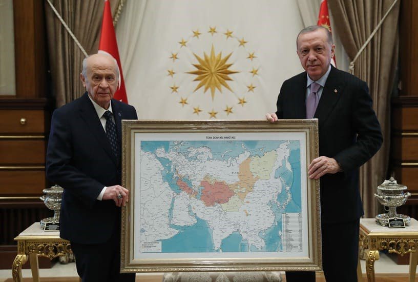 رجب طيب أردوغان، الرئيس الثاني لتركيا، مع دولت بهجلي، زعيم حزب الحركة القومية التركية، يحملان خارطة توضح الإمبراطورية العثمانية، ومنها العراق كأحد ولاياتها. 