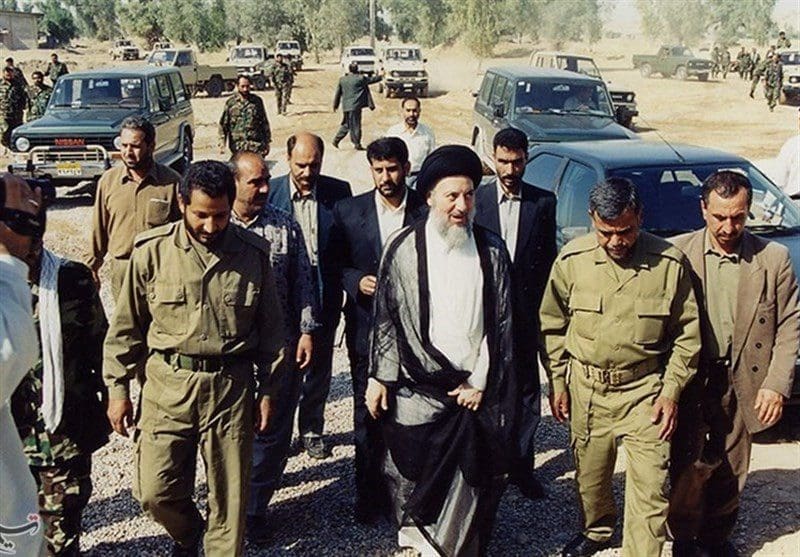 محمد باقر الحكيم الزعيم السابق للمجلس الاعلى الإسلامي وهادي العامري زعيم منظمة بدر، عندما كانا في المعارضة العراقية وتستضيفهما إيران. 
