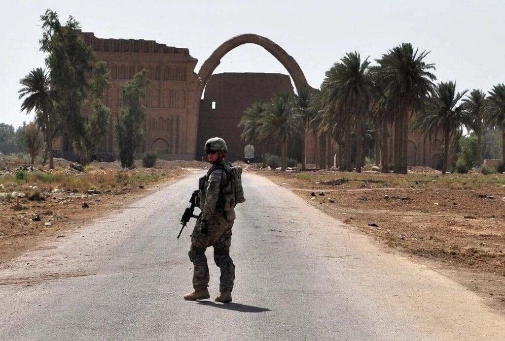 جندي أمريكي يقف بالقرب من طاق كسرى، أشهر المباني التي شيّدها الملوك الساسانيون، ويقع جنوب مدينة بغداد