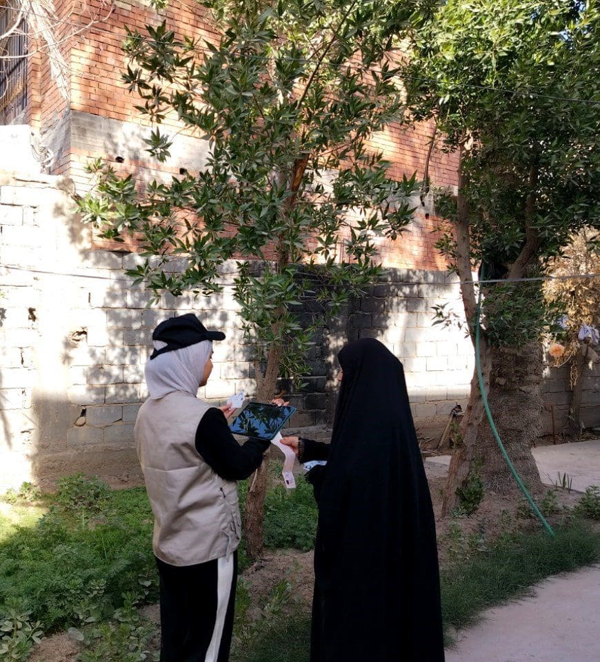 العدّادة مع امرأة من الأهالي ضمن التعداد السكني في العراق. المصدر: الكاتبة