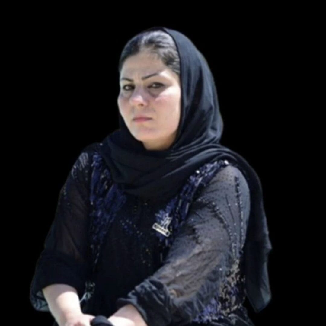 صورة امرأة وُلِدت داخل شاحنة إيفا في كردستان في الثمانينات.